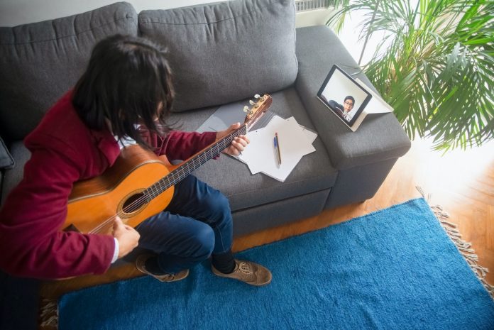 Beautiful Reasons to Learn the Guitar With a Virtual Teacher - reasons to learn guitar